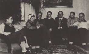 Fotografie: Bertold Beitz (1. von rechts) und Else Beitz (3. von links) im Kreis von Freund*innen in ihrer Wohnung in Borysław, um 1942