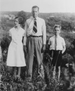 Jan Zwartendijk with his children Edith and Jan, Kaunas, 1940.