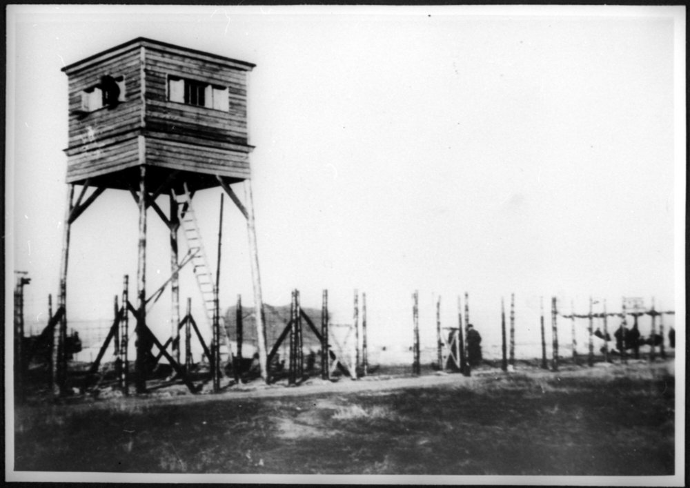 Fotografie: Wachturm und Zaun des Kriegsgefangenenlagers Stalag III A in Luckenwalde, um 1939