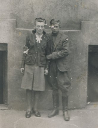 Jan Kostański with his Jewish girlfriend Nacha Wierzbicka in the Warsaw ghetto, 1941.