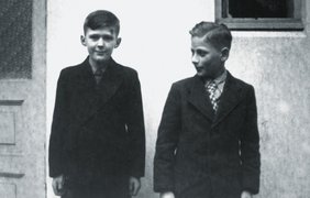 Edgar Brichta (right) with George, the son of Bergljot Horne, Bergen, 1946.