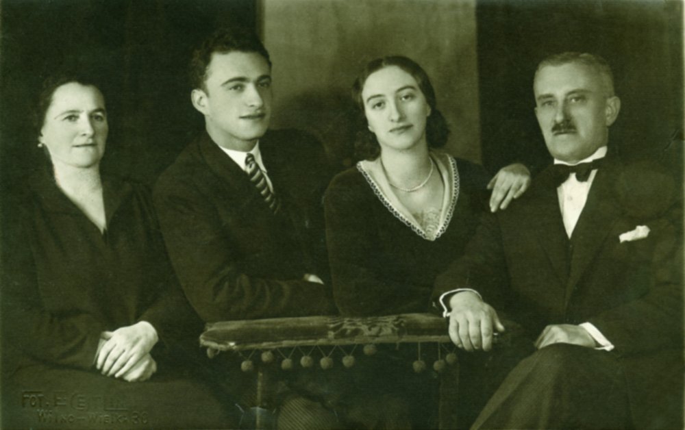Fotografie: Jonas Bak und seine Familie, Wilna, 1930er Jahre, von links: Jonas Baks Mutter Rachel, Jonas, seine Schwester Tsilla und der Vater Chaim
