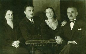 Jonas Bak und seine Familie, Wilna, 1930er Jahre, von links: Jonas Baks Mutter Rachel, Jonas, seine Schwester Tsilla und der Vater Chaim