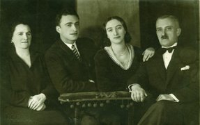 Fotografie: Jonas Bak und seine Familie, Wilna, 1930er Jahre, von links: Jonas Baks Mutter Rachel, Jonas, seine Schwester Tsilla und der Vater Chaim