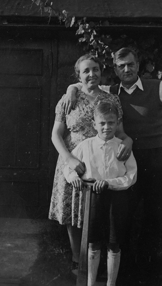 Fotografie: Emma und Franz Gumz mit ihrem Sohn, um 1938