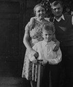 Fotografie: Emma und Franz Gumz mit ihrem Sohn, um 1938