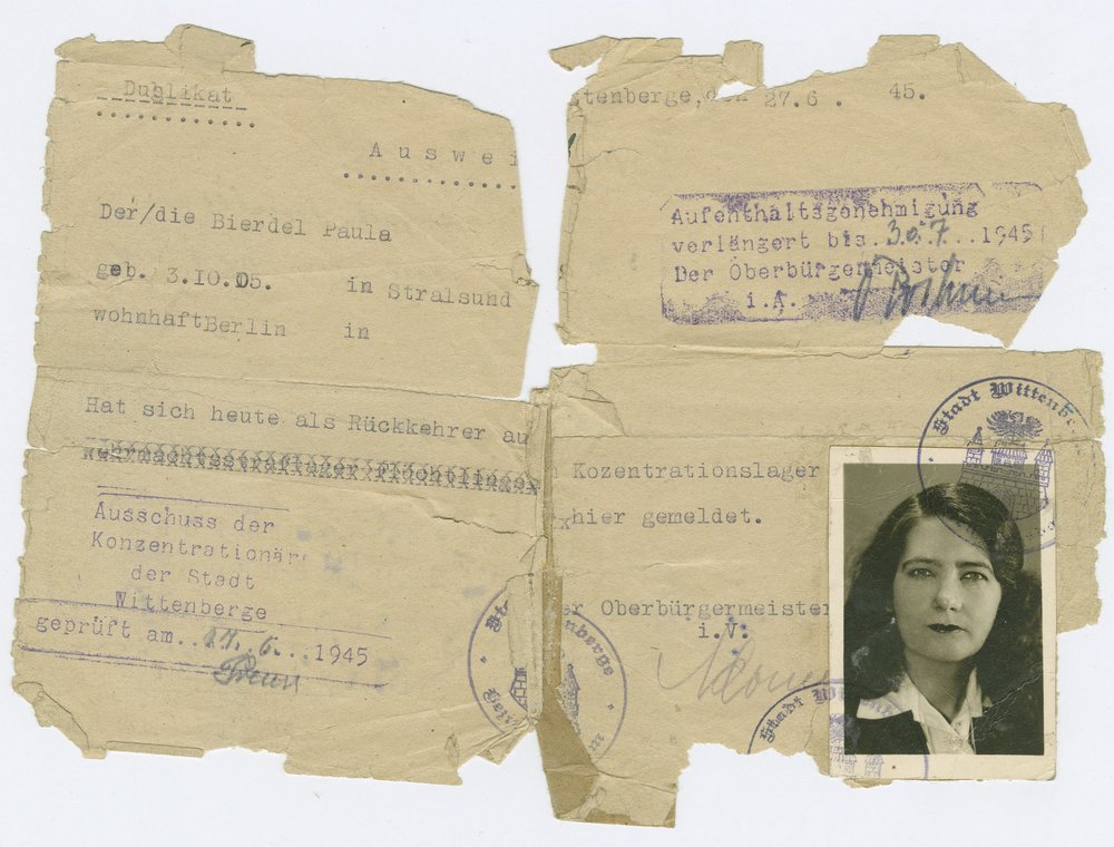 Fotografie: Bescheinigung von Paula Bierdel als KZ-Überlebende, 1945