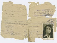 Fotografie: Bescheinigung von Paula Bierdel als KZ-Überlebende, 1945