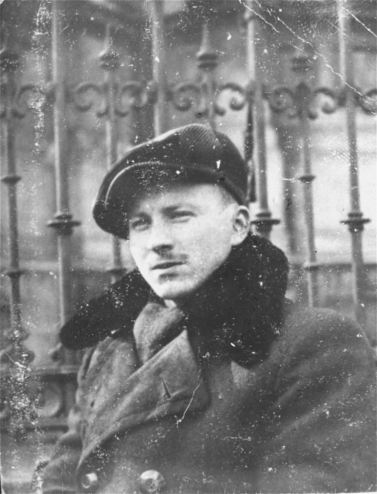 Fotografie: Benjamin Międzyrzecki im Sächsischen Garten, Warschau 1943