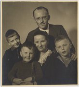 Fotografie: Adolf und Frieda Bunke mit ihren Söhnen Klaus, Martin und Horst (von links), Blöstau 1943