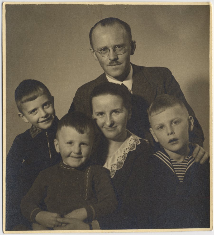 Fotografie: Adolf und Frieda Bunke mit ihren Söhnen Klaus, Martin und Horst (von links), Blöstau 1943