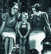 Lilli Michalski (links) mit ihrem Sohn Franz und der Helferin Erna Scharf (später Raack), 1939