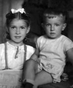 Fotografie: Kama Ginkas mit einem jüdischen Mädchen im Ghetto von Kaunas 1943
