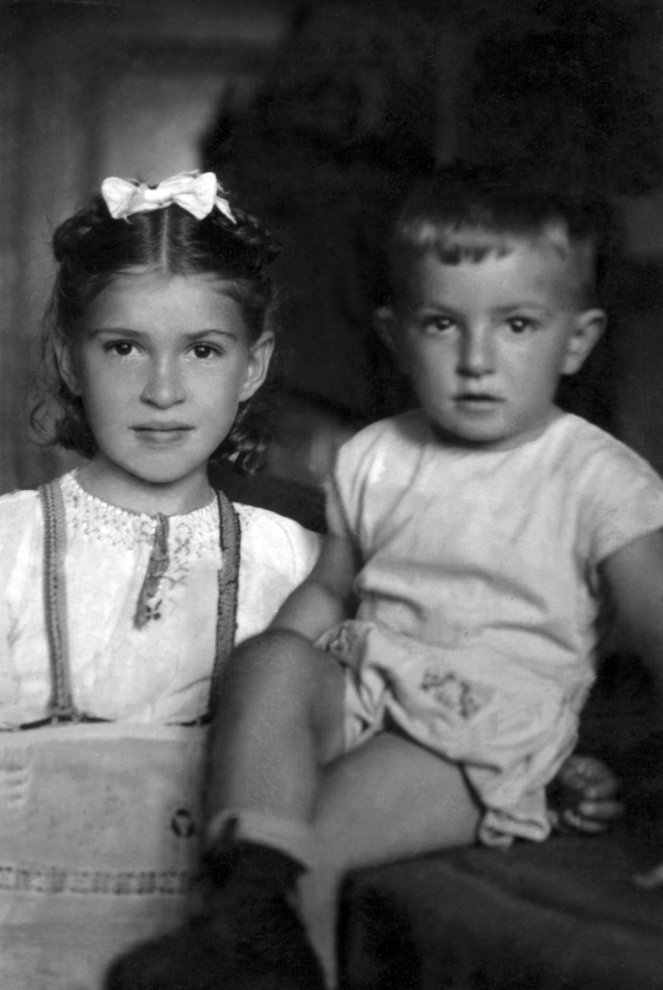 Fotografie: Kama Ginkas mit einem jüdischen Mädchen im Ghetto von Kaunas 1943