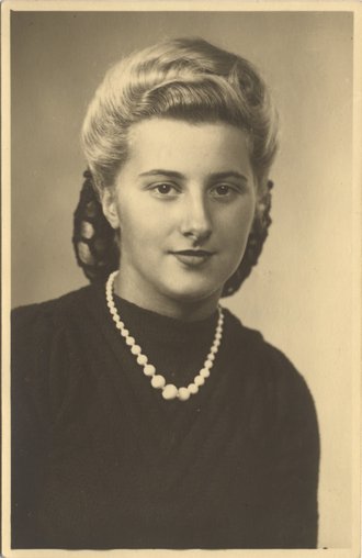 Fotografie: Porträt Hanni Weissenberg (später Lévy), gewidmet Familie Most, Mai 1946