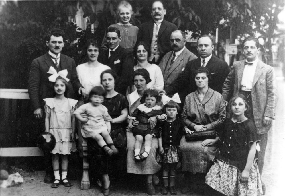 Fotografie: Ruth Wedel geb. Zellermayer (1. Reihe links) bei einem Familientreffen, hinter ihr ihr Vater David Zellermayer, Pfingsten 1924