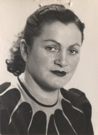 Elsbeth Rosen’s passport photo, around 1950.