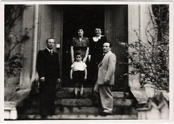 Fotografie: Von links: Jurek Rozenek, unbekannte Frau mit Kind, Frieda Löser, Michał Rozenek, Berlin 1951