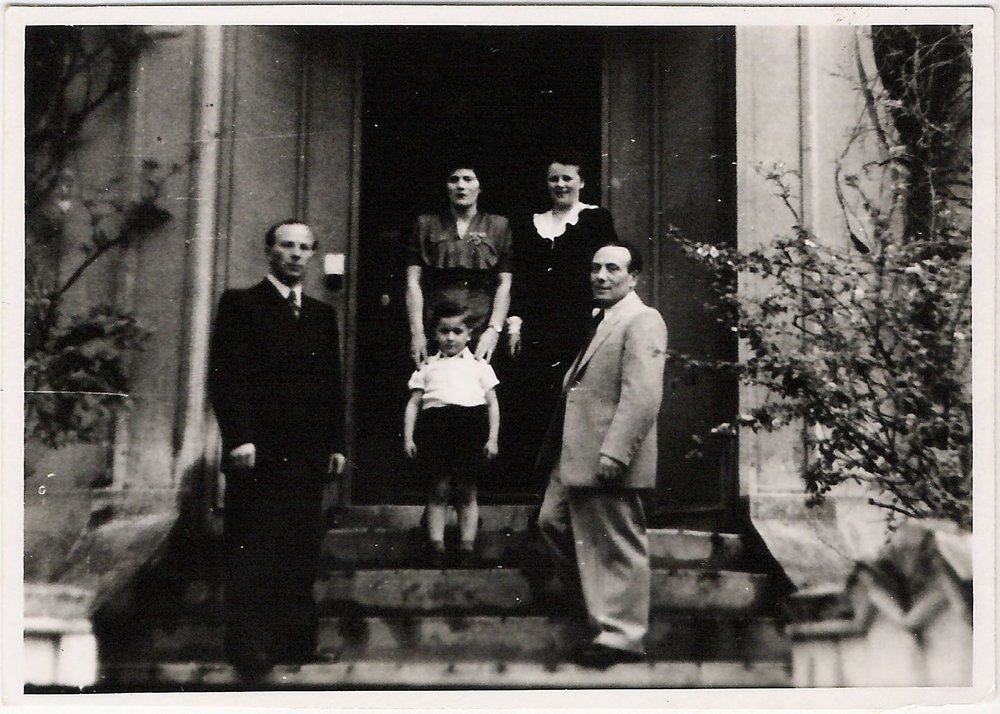 Fotografie: Von links: Jurek Rozenek, unbekannte Frau mit Kind, Frieda Löser, Michał Rozenek, Berlin 1951