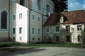 Das ehemalige Archivgebäude im früheren Benediktinerinnenkloster (rechts) auf dessen Dachstuhl sich das Versteck befand, Vilnius, undatiert