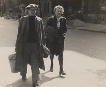 Arthur Veit (links) mit seiner Frau Susanne auf dem Weg zu seinem Grundstück am Mellensee, das Susanne Veit während des Krieges zeitweise als Versteck gedient hat, um 1946
