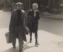 Fotografie: Arthur Veit (links) mit seiner Frau Susanne auf dem Weg zu seinem Grundstück am Mellensee, das Susanne Veit während des Krieges zeitweise als Versteck gedient hat, um 1946