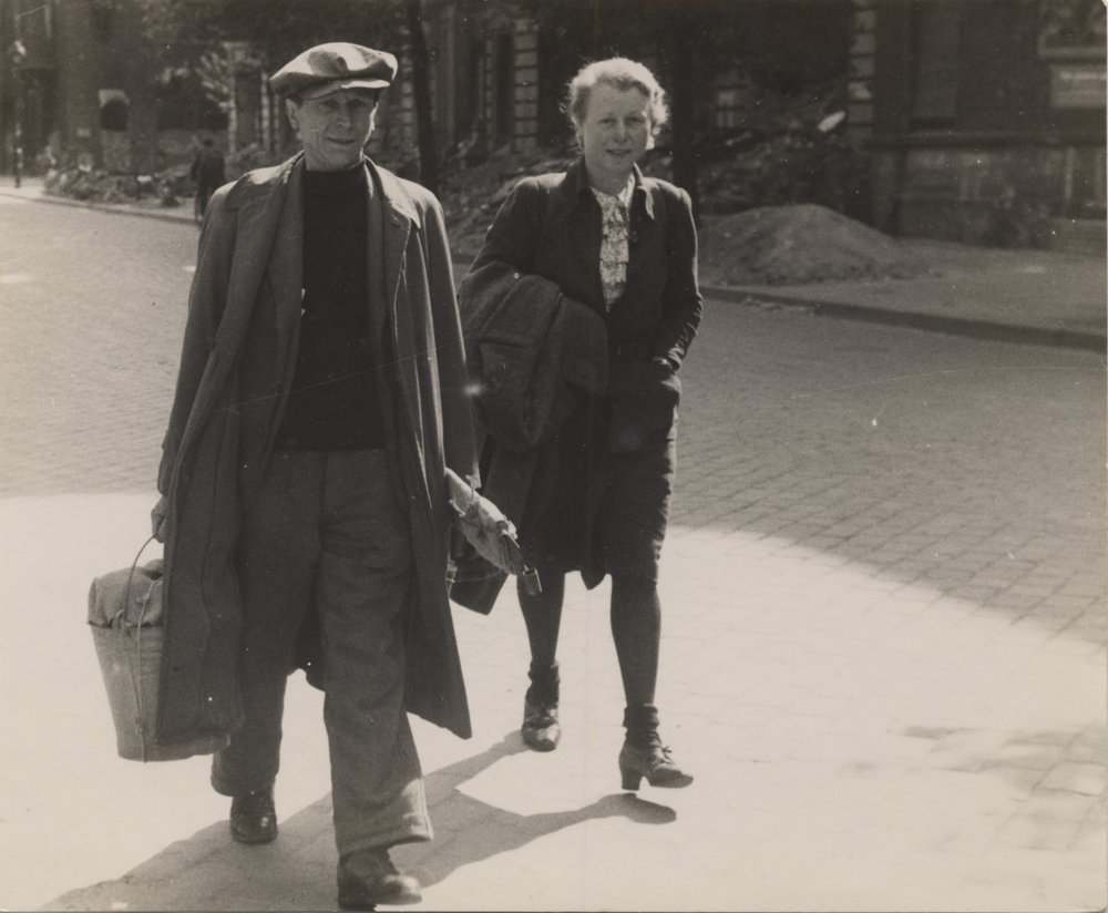 Fotografie: Arthur Veit (links) mit seiner Frau Susanne auf dem Weg zu seinem Grundstück am Mellensee, das Susanne Veit während des Krieges zeitweise als Versteck gedient hat, um 1946