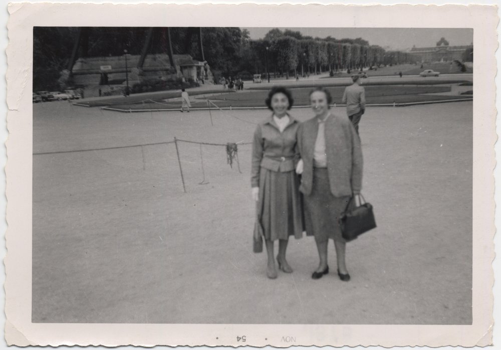Fotografie: Susanne Altmann (links) und Donata Helmrich, Paris 1954