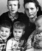 Elisabeth (Lilly) Wust mit ihren Söhnen, um 1942