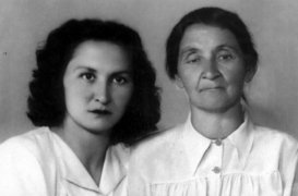 Aisha Kanapatskaya (left) with her mother Fatima, Minsk, 1950s.
