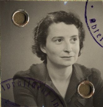 Passport photo of Hilde Grau, September 1939.