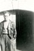 Fotografie: Oscar Rosowsky auf dem Hof von Emma und Henri Héritier in La Fayolle, Le Chambon-sur-Lignon 1944