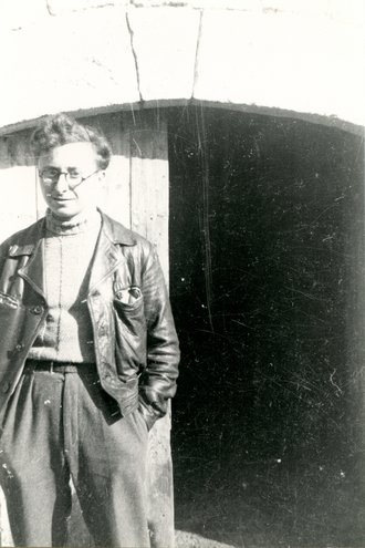 Fotografie: Oscar Rosowsky auf dem Hof von Emma und Henri Héritier in La Fayolle, Le Chambon-sur-Lignon 1944