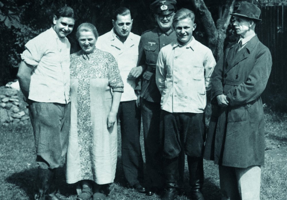 Fotografie: Angehörige der Gemeinschaft für Frieden und Aufbau, von rechts: Hans Winkler, Gerd Rosin, Henry und Heinz Landes, Frau Landes, unbekannt, Luckenwalde 1943