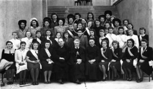 Schülerinnen und Lehrer*innen des Klosterinternats von Prešov, darunter Marianna Spitzerová (markiert) und Pater Pavol Gojdič, um 1943
