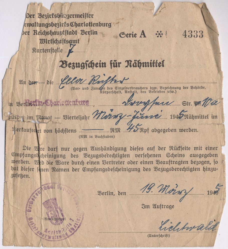 Fotografie: Bezugsschein für Nähmittel für die „illegal“ lebende Ella Deutschkron unter dem Namen Ella Richter, Berlin, 19. März 1945