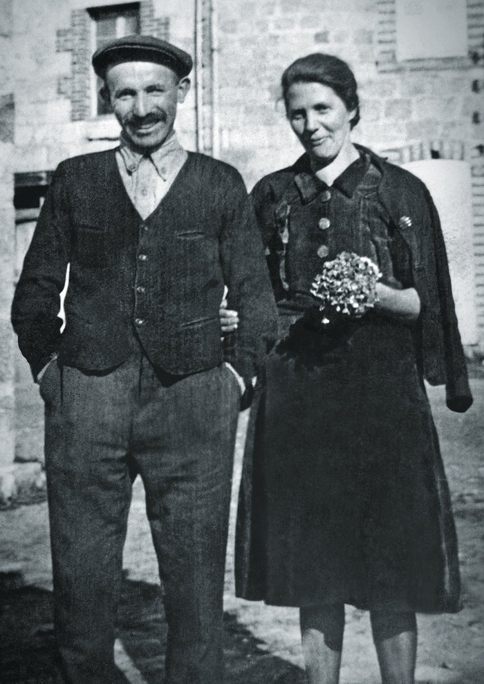 Fotografie: Henri und Emma Héritier vor ihrem Hof in La Fayolle, März 1944