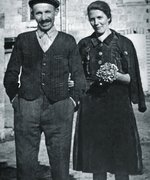 Fotografie: Henri und Emma Héritier vor ihrem Hof in La Fayolle, März 1944