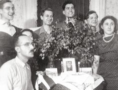 Meeting in hiding on the Jewish holiday Shavuot, June 1943. From left to right: Gad Beck, Jizchak Schwersenz, Edith Wolff (concealed), Zvi Abrahamsohn (Aviram), Leopold (Jehuda) Chones, David Billard, and Miriam Beck.