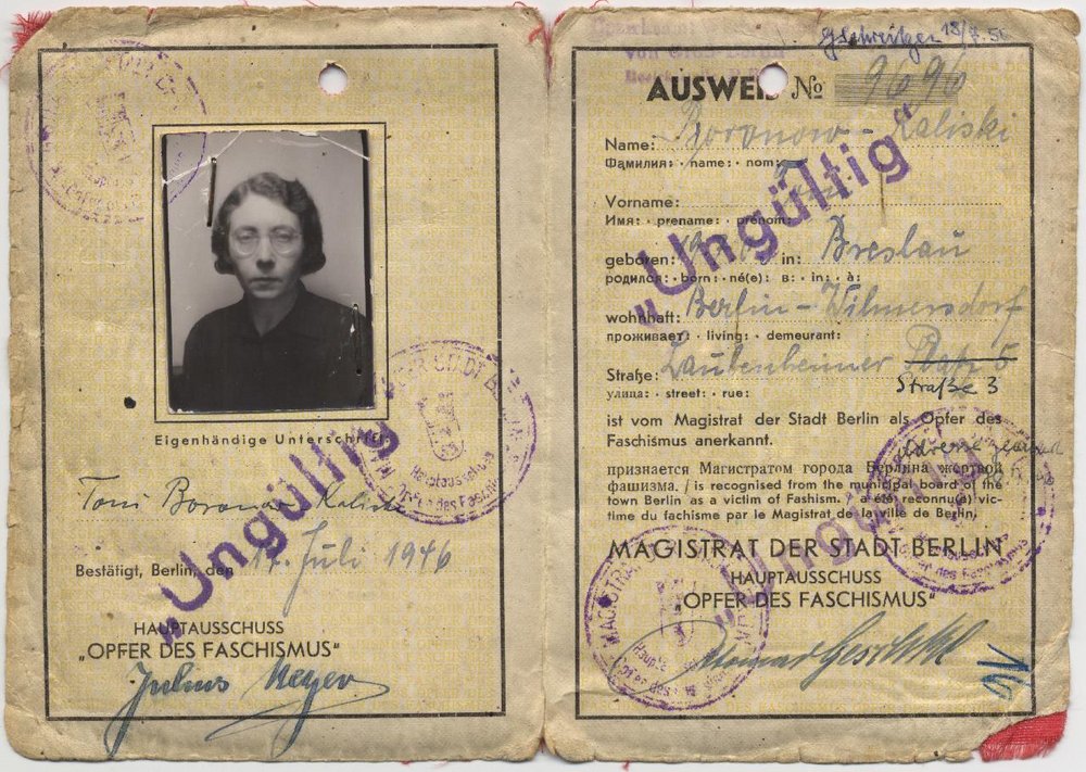 Fotografie: Ausweis als „Opfer des Faschismus“ von Toni Boronow-Kaliski, Berlin, Juli 1946