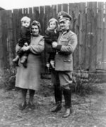 Fotografie: Elisabeth und Georg Bruns mit ihren Kindern, 1943
