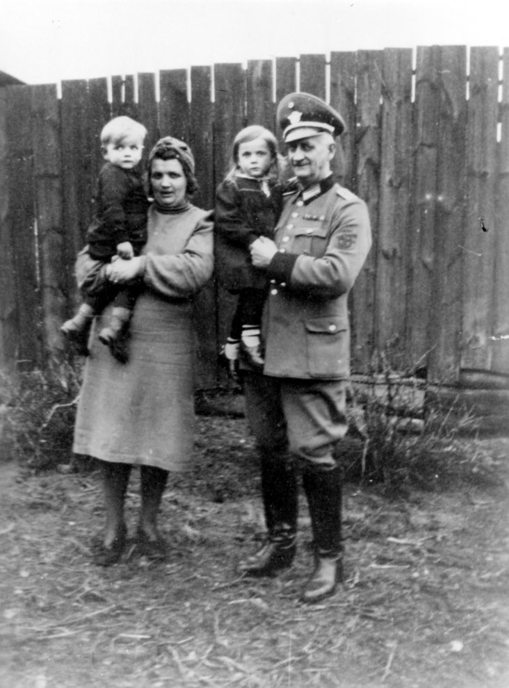 Fotografie: Elisabeth und Georg Bruns mit ihren Kindern, 1943