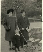 Frīda Frīd mit ihrem Mann Motja Michelson und ihrem Sohn Lew, Riga 1947