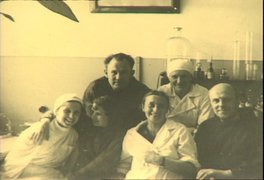 Warwara Zwilenewa (links) und Wera Lwowa (vorn, 3. von links) mit Kolleginnen und Kollegen im Medizinischen Institut, Leningrad 1941