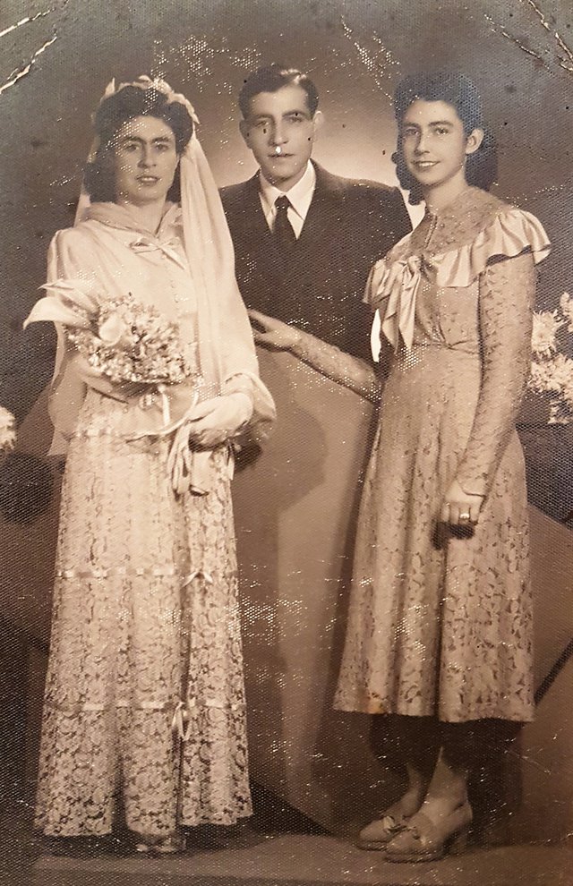 Fotografie: Dora Bourla (rechts) bei der Hochzeit ihrer Schwester, neben ihr das Brautpaar Yolanda Bourla (links) und Solomon Eliakim (Mitte), Thessaloniki 1948