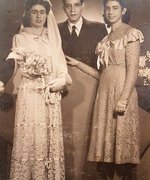 Dora Bourla (rechts) bei der Hochzeit ihrer Schwester, neben ihr das Brautpaar Yolanda Bourla (links) und Solomon Eliakim (Mitte), Thessaloniki 1948