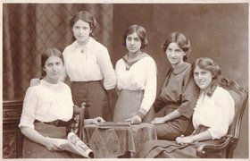 Fotografie: Charlotte Herzfeld (links) mit vier Freundinnen, Berlin, um November 1918