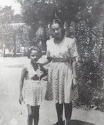 Rosina Pardo (right) with her little sister Denise in Thessaloniki, around 1945.