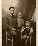 Ben Zion Kalb mit den geretteten jüdischen Kindern Itzhak (1938–?) und Alter (1940–?) Weinberg, Kežmarok 1944