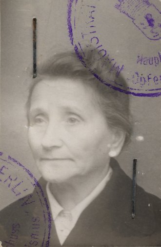 Fotografie: Foto von Chawa Berman auf ihrem Ausweis als „Opfer des Faschismus“, undatiert
